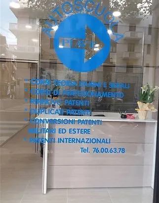 La vetrina dell’Autoscuola Piave con il logo blu